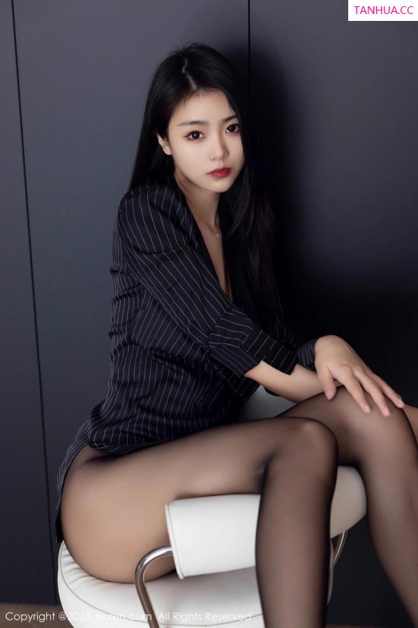 可乐Vicky  [XiuRen]高清写真图 2023.05.05 No.6677 可乐Vicky 黑丝美腿第28张图片